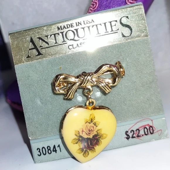 Classic Enamel Heart w/ Vintage Floral on Locket Dangling Gold Bow Brooch - Picture 7 of 11